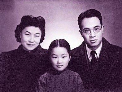 最是心心相印的爱情：钱钟书与杨绛。1932年，钱钟书在清华园认识了无锡名门才女杨绛，一见钟情，第二年，钱钟书与杨绛便举办了订婚仪式。据说这个书生气十足的清华才子，在家里对杨绛关怀备至，钱钟书每天早起做早餐，这个传统一直到老。