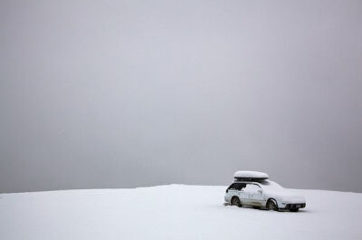 行驶中的汽车也成为雪地里的静物。