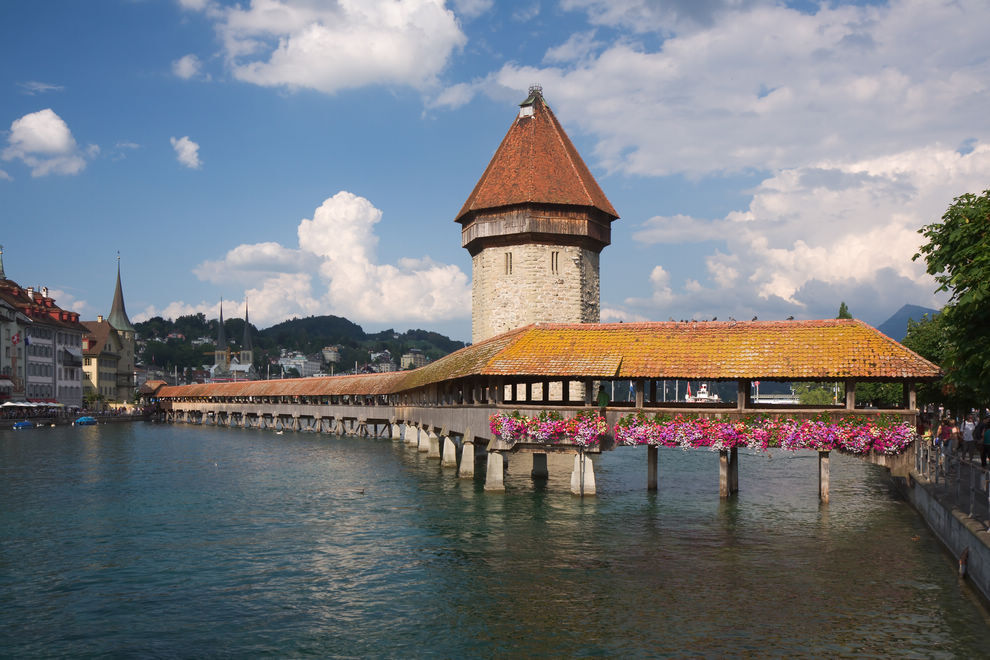 卡贝尔桥是位于瑞士琉森的一条木结构廊桥，长204米，跨越罗伊斯河两岸，接近琉森湖的出口处。这条廊桥是欧洲现存最古老的木桥，是琉森的地标，也是瑞士的一大旅游景点。因为桥的北岸有一座圣彼德教堂，因此叫作教堂桥。卡贝尔桥建于1333年，本来是为了琉森的防御需要而建。在廊桥的里面有约一百二十幅于十七世纪时所绘关于琉森历史的画。图为卡贝尔桥的全景。