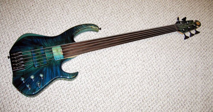 Skjold Exotic Custom Fretless 5，发烧级别的手工贝司，主动拾音器，无品，五弦。