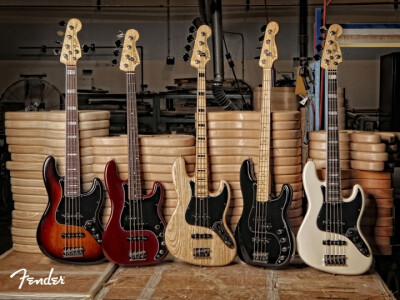 从左至右，Fender美豪五弦Jazz Bass，美标PJ Bass，美豪四弦Jazz Bass，美标PJ Bass，美豪五弦Jazz Bass