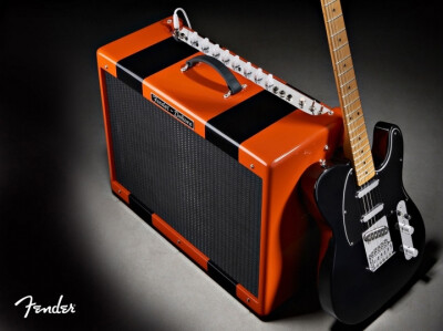 Fender Hot Rod Deluxe音箱，稀有配色，右边是三单拾音器的Telecaster Blackout