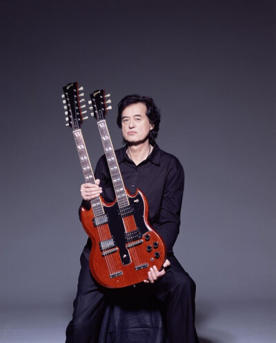 Jimi Page和他的Gibson SG双头琴，当初他为了《Stairway To Heaven》这歌而定制了这把双头琴，成就一段经典