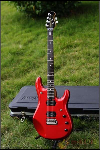 John Petrucci现在代言的Musicman JP6，不过图上这个并不是他通常用的那个颜色