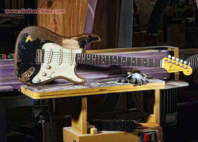 Fender Custom Shop的Stratocaster，手工做旧，没记错的话，是按照John Mayer现在用的琴的破损程度1:1复刻的