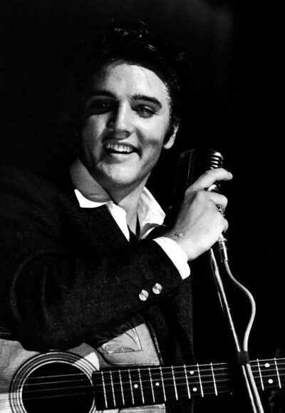 埃尔维斯 普雷斯利（Elvis Presley，1935年1月8日－1977年8月16日），昵称猫王，知名美国摇滚乐歌手与演员。普莱斯里出生于密西西比州图珀洛，曾经在德国美军基地服役。美国南方歌迷为他取的昵称“The Hillbilly Cat…