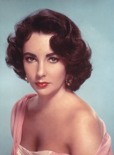 伊丽莎白·泰勒，（Elizabeth Taylor，1932年2月27日－2011年3月23日，），美国电影演员。年青时因为她的美艳而赢得“玉女”的称号。