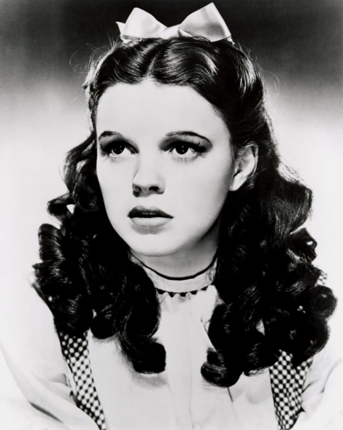 朱迪 加兰（Judy Garland，1922年6月10日－1969年6月22日）是美国女演员及歌唱家。在她45年的歌唱生涯中，加兰以扮演音乐型戏剧角色和在音乐舞台上的表演而成为国际明星。由于她的多才多艺，她被授予奥斯卡最佳青少年演员奖、金球奖、塞西尔·B·迪米尔奖、格莱美奖和托尼奖。她的音域是女低音。1999年，她被美国电影学会选为百年来最伟大的女演员第8名。