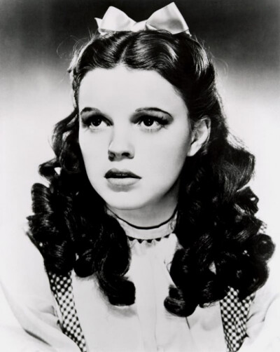 朱迪 加兰（Judy Garland，1922年6月10日－1969年6月22日）是美国女演员及歌唱家。在她45年的歌唱生涯中，加兰以扮演音乐型戏剧角色和在音乐舞台上的表演而成为国际明星。由于她的多才多艺，她被授予奥斯卡最佳青少…