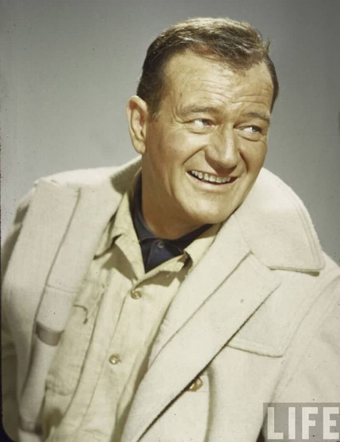 约翰 韦恩（John Wayne，又译：尊·荣，1907年5月26日－1979年6月11日），美国电影演员，曾获奥斯卡最佳男主角奖。他演绎的角色极具男子气概，个人风格鲜明，他的说话语调、走路方式都与众不同。他有绰号名Duke。 1999年，美国电影学会评选20世纪百年百大明星，约翰·韦恩名列男演员第13位。