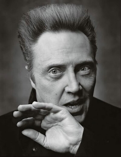 克里斯多福 沃肯（Christopher Walken，1943年3月31日－ )美国知名电视、电影演员；曾经荣获1978年奥斯卡最佳男配角奖；时常饰演反派头子、坏人、甚至是男鬼，偶尔也演喜剧笑片：最近知名作是2002年与列奥那多同演《…