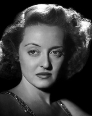 贝蒂 戴维斯（Bette Davis，1908年4月5日－1989年10月6日)，原名露丝·伊丽莎白·戴维斯（英文：Ruth Elizabeth Davis），美国电影、电视和戏剧女演员，两度荣获奥斯卡最佳女主角奖。她饰演的角色形象多变，演出作品类型包括侦探剧、历史剧和喜剧等等，其中以爱情剧最为观众肯定。