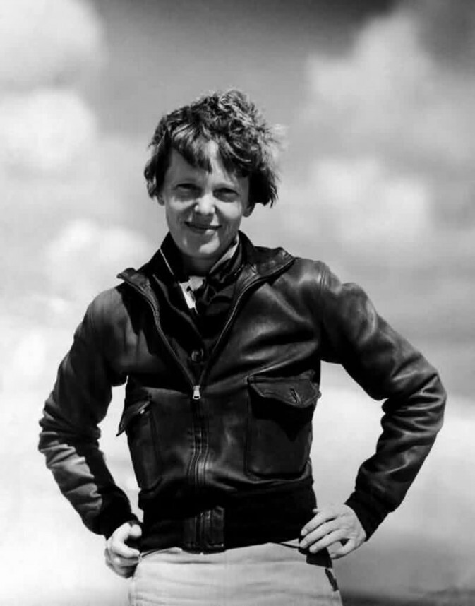 阿梅莉亚 玛丽 埃尔哈特（：Amelia Mary Earhart，1897年7月24日－1937年7月2日失踪，1939年1月5日被宣布死亡）是一位著名的美国女性飞行员和女权运动者。埃尔哈特是第一位获得飞行优异十字勋章、第一位独自飞越大西洋的女飞行员。她还创了许多其他纪录，将自身的飞行经历编写成非常畅销的书籍，并协助建立了一个女飞行员组织。