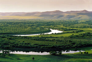    河水田野天空远山，这样的人间美景。在大城市里，很难体会到吧。