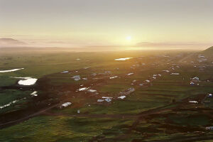   错落矮小的村庄。居住在这个最北方的人们，却是极其知足的。