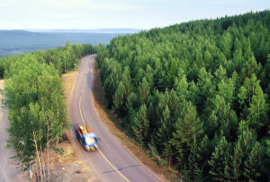  公路。偶尔路过的一辆车。这个地方很少，很少有人知道。