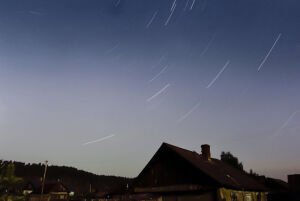 雨打屋檐。北方的天是极冷的。