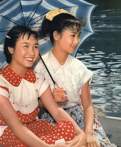 50年代，穿着布拉吉泛舟的女孩儿