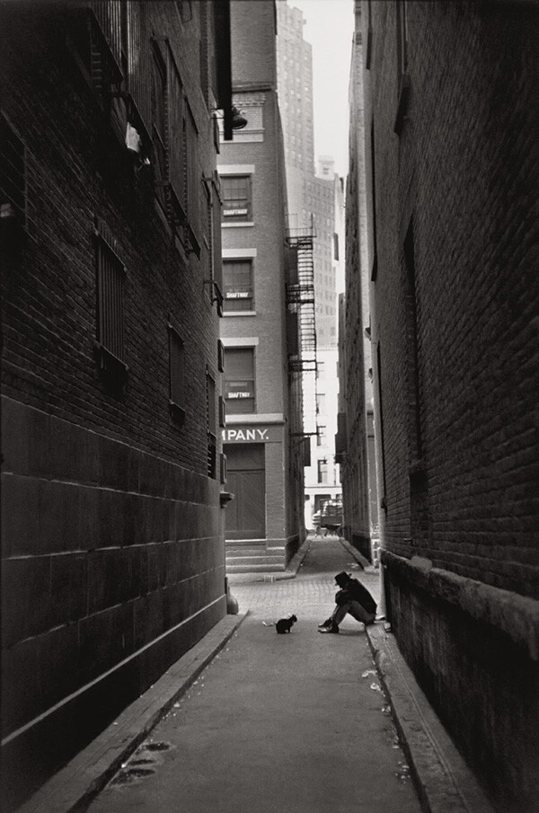 Henri Cartier-Bresson，1908-2004，法國(guó)著名攝影師，年少時(shí)學(xué)習(xí)繪畫，1930年起學(xué)習(xí)攝影，偏好黑白攝影，喜愛徠卡135旁軸相機(jī)及35mm標(biāo)準(zhǔn)鏡頭，被譽(yù)為20世紀(jì)最偉大的攝影師之一及現(xiàn)代新聞攝影的創(chuàng)立人。