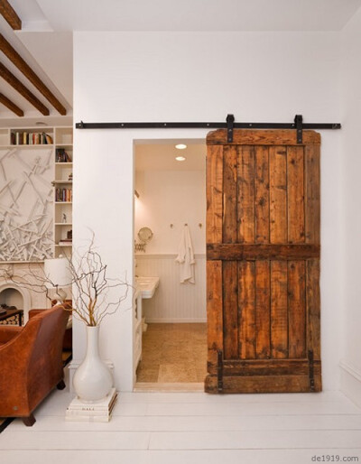 一扇沉旧的木门后面是现代化的浴室