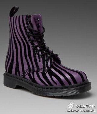 Dr. Martens 斑马条纹8孔马丁靴...在时尚圈，Dr. Martens的靴子被公认为全世界最舒适的靴子，并且外型经典~这个颜色加上斑马纹无敌了~http://t.cn/SUbend