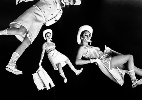 Andre Courreges创造的1965年春夏发布Andre Courreges，Pierre Cardin，Paco Rabanne就是时装界未来主义的鼻祖。如头盔般的沙宣头，闪烁着金属光泽的面料，透明塑胶PVC，贴身的皮革等等都是60年代未来主义的标志。