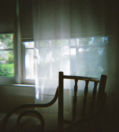 一窗之隔-By LoriLovejoy-A quiet place to sit. Peace and quiet in a summer home. 夏日里的幽静之处