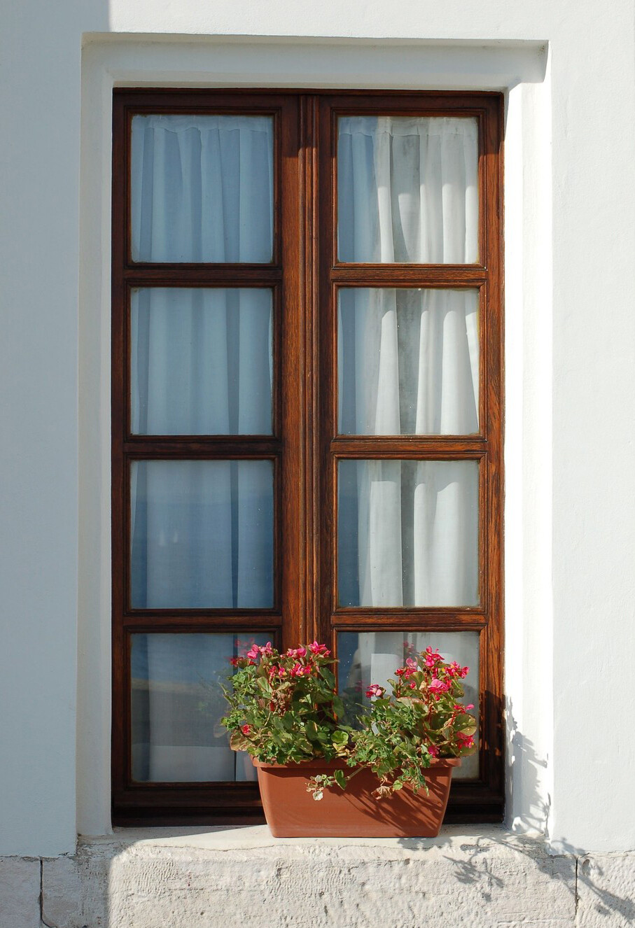 一窗之隔-By RebeccaSeamons-Simple white Italian window.