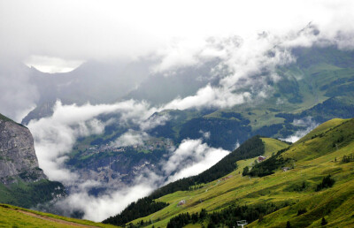 瑞士·因特拉肯。云雾在山间环绕。从来没见过这么美的景。