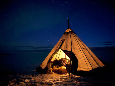 这种圆锥状的帐篷叫作“lávut”。Sami牧人在追踪驯鹿时用它做临时住所。摄影：Erika Larsen