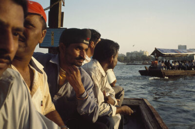 船上的务工者 对于底层的来自南亚的务工者来说，每天需要搭船工作，但生活在迪拜依然很艰辛。