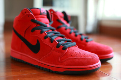 2011人気登場 Nike SB Dunk Hi 地狱男爵 'Red Devil'