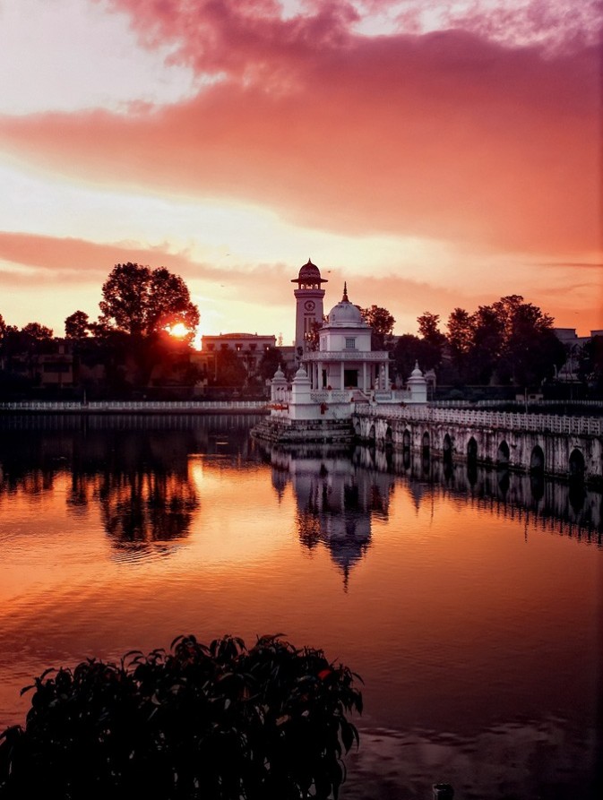 加德满都 BALGOPALESHWAR MAHADEV TEMPLE 傍晚的庙宇傍晚6点多,加德满都就开始笼罩在夕阳的暮色中了。各家已 经是炊烟袅袅,落日的余晖将古城涂抹得更加庄重神秘,美丽 的Balgopaleshwar Mahadev Templ建立在一个不大的湖心 中,四周围绕着绿色的树木。