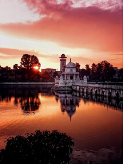 加德满都 BALGOPALESHWAR MAHADEV TEMPLE 傍晚的庙宇傍晚6点多,加德满都就开始笼罩在夕阳的暮色中了。各家已 经是炊烟袅袅,落日的余晖将古城涂抹得更加庄重神秘,美丽 的Balgopaleshwar Mahadev Templ建立在一个不大…