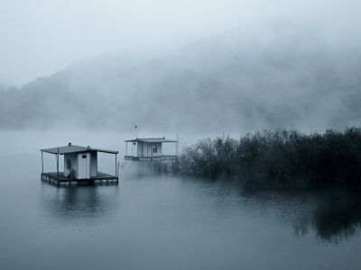 拂晓，华川郡韩国华川郡，垂钓处，水雾弥漫，安宁祥和。