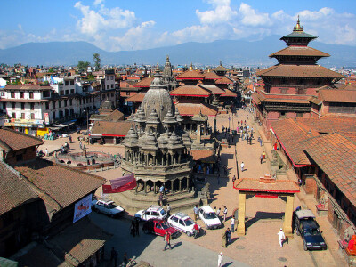 加德满都(Kathmandu)，位于中部巴格玛蒂专区的加德满都河谷。历史名城，1768年起成为尼泊尔首都。为全国政治、经济、文化中心和交通枢纽。居民主要为尼瓦尔人。加德满都四周青山环绕，常年鲜花盛开，被称为山国的“…