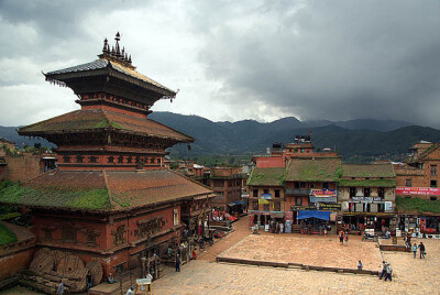 巴德岗（Bhadgaun）: 又名巴克塔普尔( Bhaktapur)，位于加德满都以东约13公里。加德满都河谷最早出现的村落之一，12世纪以前已发展成为商业中心城镇，13世纪初成为马拉王朝首都。市内多古老寺庙。