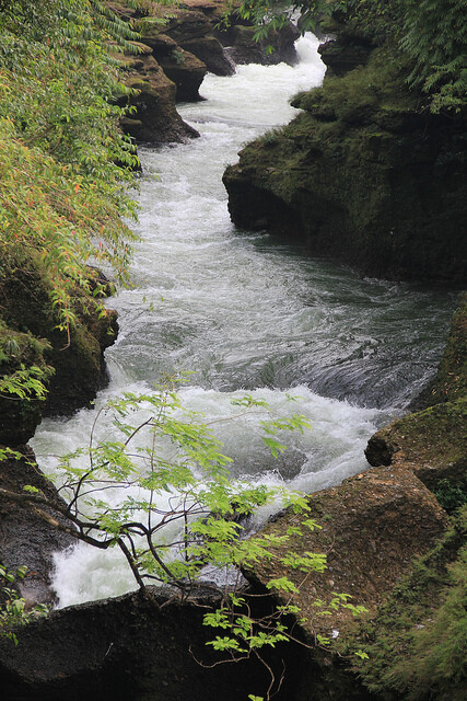 博克拉一带的高山常年积雪，侵蚀着塞提河（Seti River）谷，切割出无数断崖，形成了许多壮观的瀑布，其中又以位于博克拉机场西南方2公里处的戴维瀑布最为有名。戴维瀑布当地人称Patale Chhango，之所以有着“戴维”这么洋化的名字，据说是因为一位名为Devi或David的瑞士游客，在向下凝视瀑布时，不慎坠入其中且淹死，为了纪念他而有了这个名字。