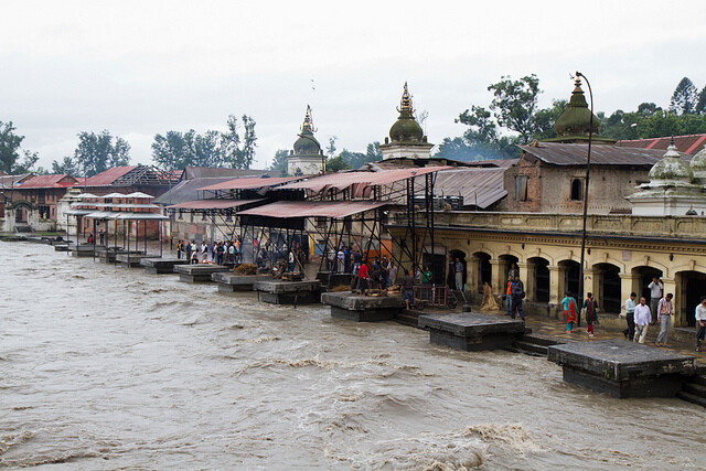 帕斯帕提拿寺 Pashupatinath 作为尼泊尔最重要的寺庙，供奉着湿婆神化身的帕苏帕拿那寺，吸引了来自尼泊尔和印度的虔诚教徒与修行者前来朝圣。该寺位于加德满都以东5公里处，紧邻尼泊尔的圣河巴格马蒂河，是一座拥有三层屋顶式建筑，，只对印度教徒开放。