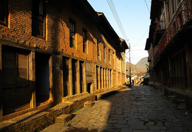 班迪普尔(Bandipur) 一个安静、闲适、古朴的小镇。 如果您还没有去造访过班迪普尔，那您还不算太了解尼泊尔。是的，班迪普尔的建筑风格有一些象巴德岗，但是班迪普尔却少了一些商业味道，而多了一些尼瓦尔人历史的陈设。班迪普尔，更能让人体味到原汁原味的尼泊尔独特的人文风貌。