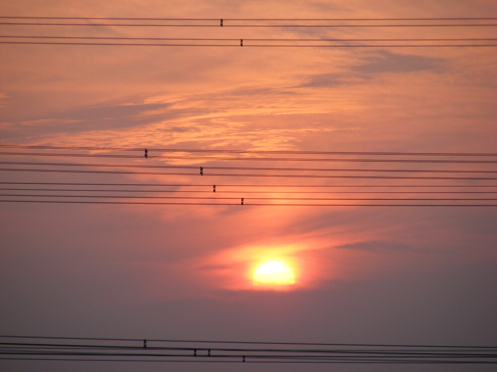 下课后，跑到楼顶，刚好看到夕阳即将落下！前景电线彷如五线谱~~~夕阳完美即将落幕！！