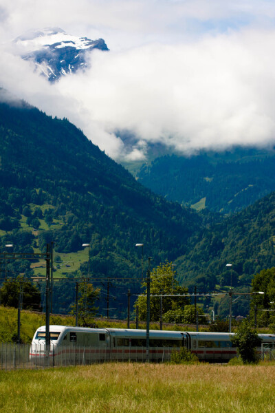 山下的火车 瑞士.Interlaken