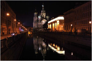  滴血大教堂夜景。