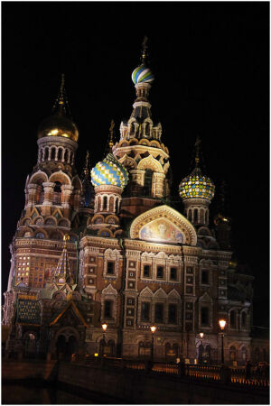 洋葱头式的教堂顶部，据说是象征了一支支蜡烛，从人间向上帝举起。公元1883年，亚历山大二世之子沙皇亚历山大三世为了纪念父皇，在其父遇刺地点修建这座教堂。