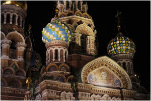 站在教堂脚下，你会被它的美丽所震撼，走近看教堂的每一处细节，都无比精致。你此时只会叹服设计者及修建者的伟大。教堂外表多处用到的金箔，在夜光照射下，更是闪闪发光，金碧辉煌。