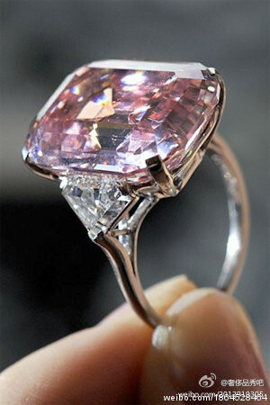 【罕见10.99克拉粉钻在瑞士被拍卖】苏富比在瑞士举办的一场首饰拍卖会上，一件价格高达数千万美元的罕见粉红钻石成为全场焦点。它被美国宝石协会评定为“奇幻深粉红色”。这款10.99克拉的钻石被列为IIa级别钻石。 这款粉红钻石估价为1100万至2000万美元。