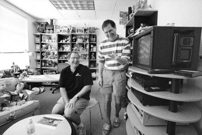 乔布斯与Pixar的John Lasseter在工作室总部一同欢笑。