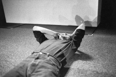 乔布斯躺在地板上与比尔·盖茨通电话。最终微软购买了价值1.5亿美元的苹果股票。