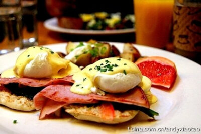 Egg Benedict(就是用半个English Muffin然后上面用ham或者bacon再配一个水煮蛋最后淋上hollandaise酱汁）非常营养的早餐