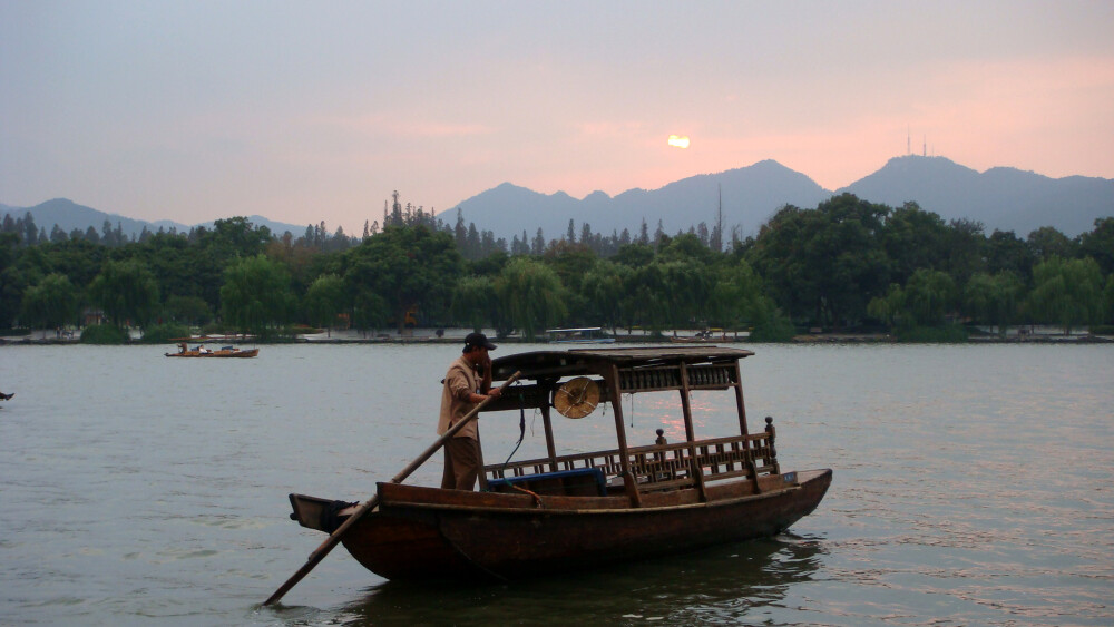 西湖，夕阳、小舟。